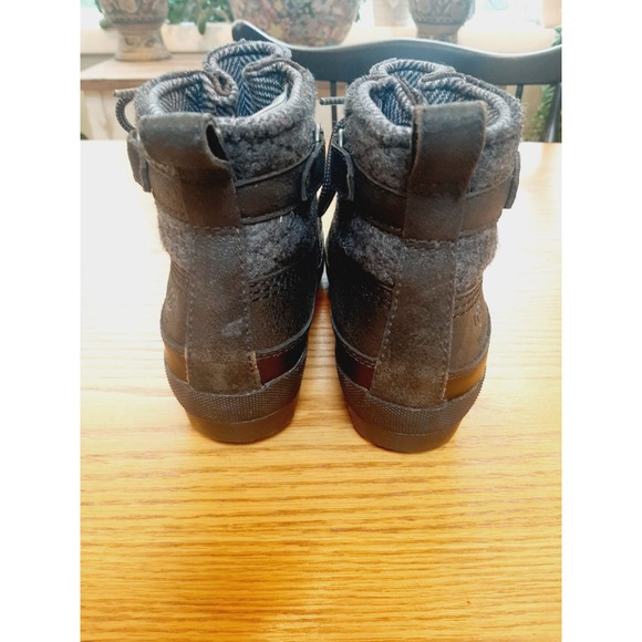 UGG Australia Event all weather boots. - Picture 4 of 5